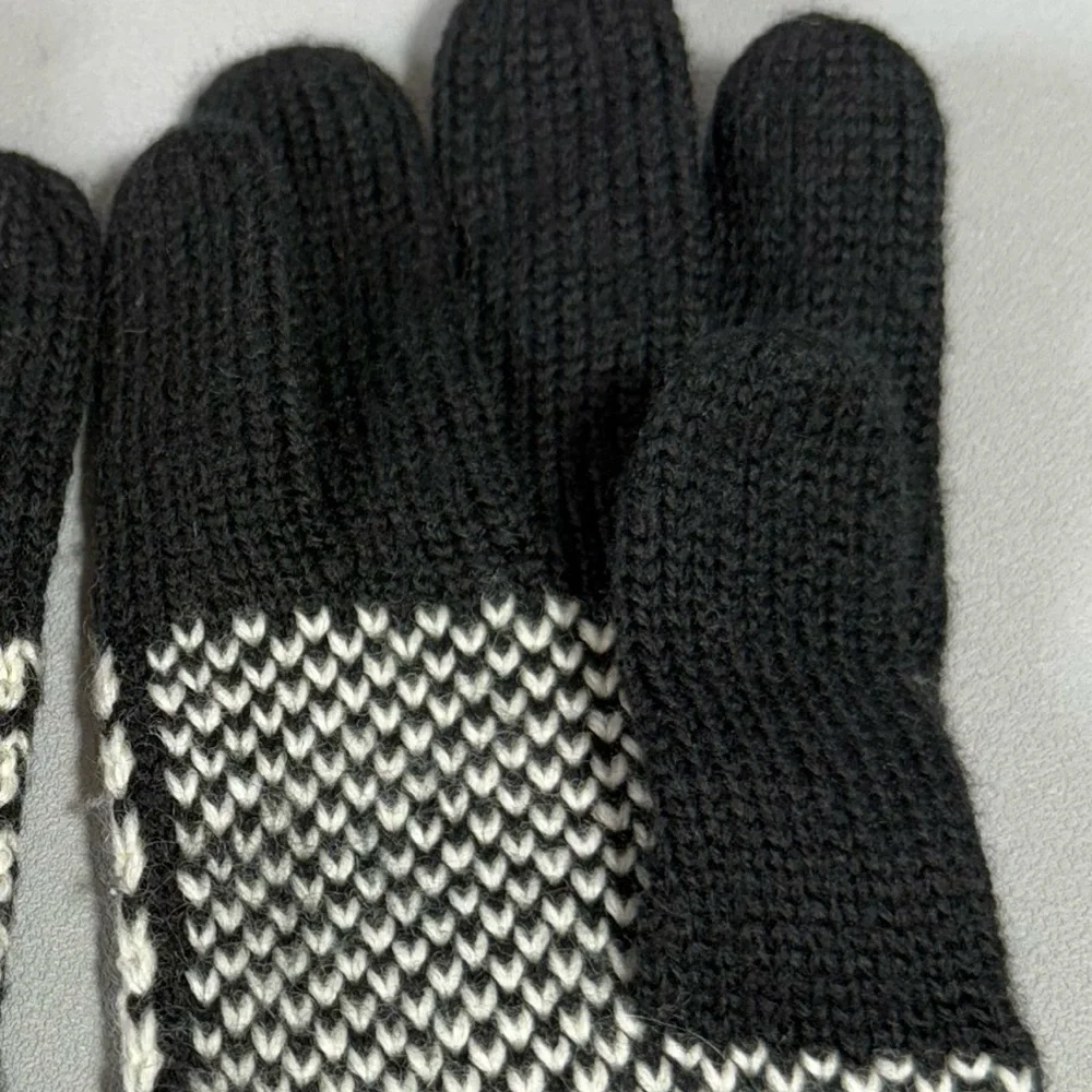 Anne Klein II Vintage Black White and Red Knit Gloves
